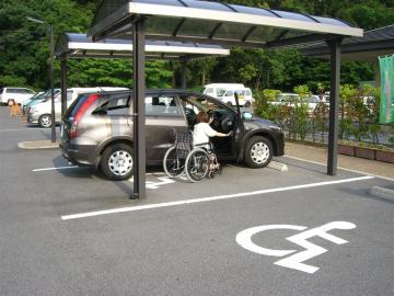 障がい者用駐車スペースの写真