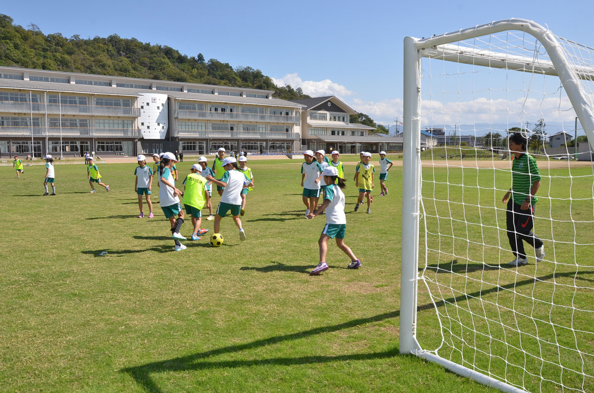 地元サッカーチーム「MIOびわこ滋賀」によるサッカー教室の様子