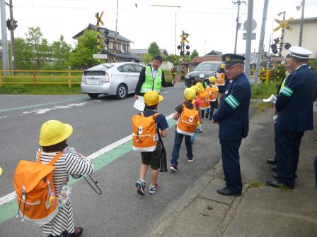 通学路を歩く児童を見守る市長