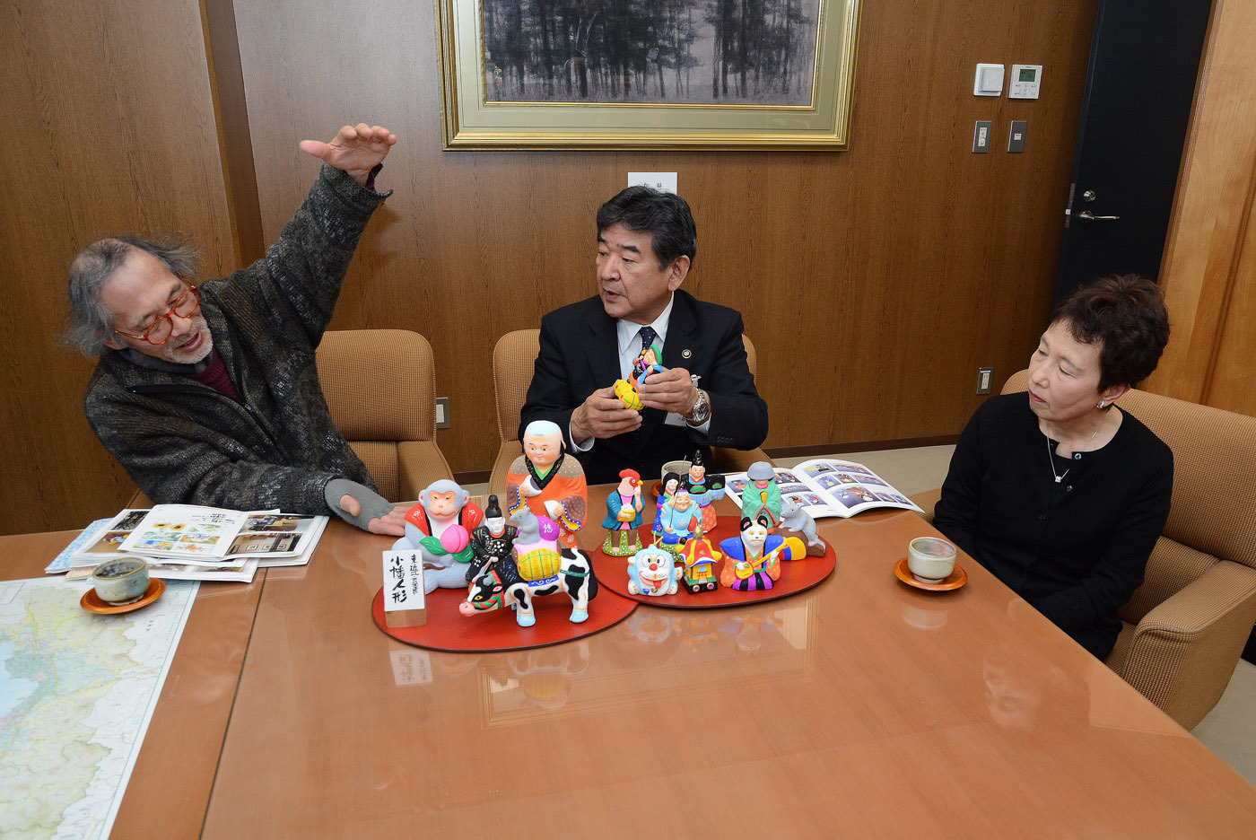 小畑人形やグループの取り組みを説明する田中氏