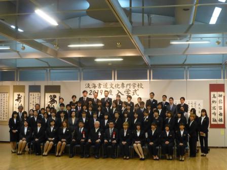 入学する学生と市長らの記念写真