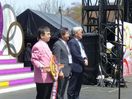 富士見市長、黒部市長とともにステージに立つ市長