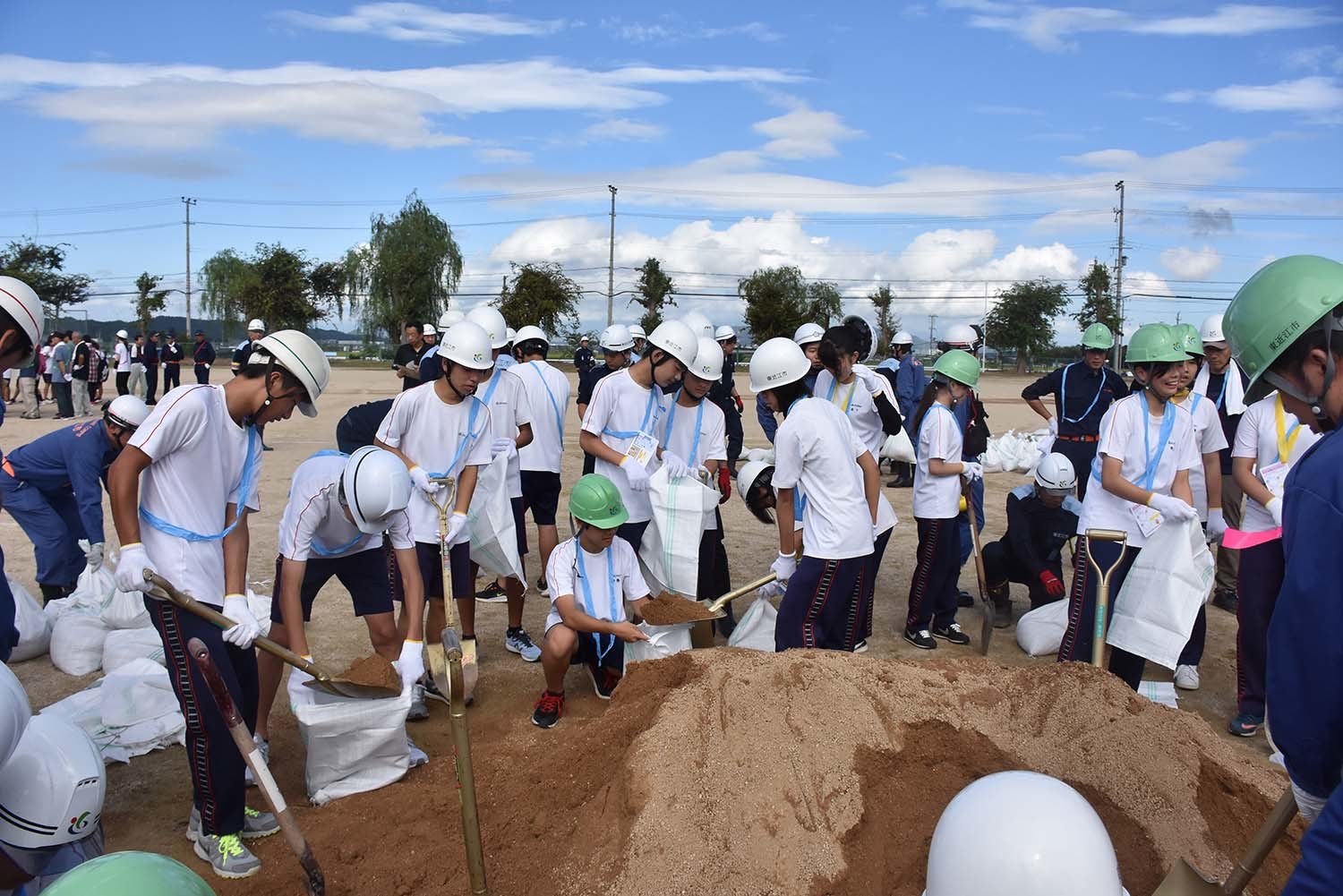 永源寺中学生も参加した土のう作り