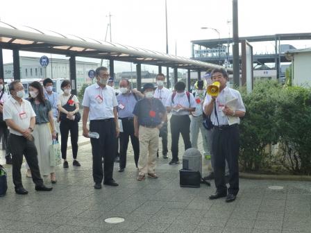 貴生川駅であいさつする市長