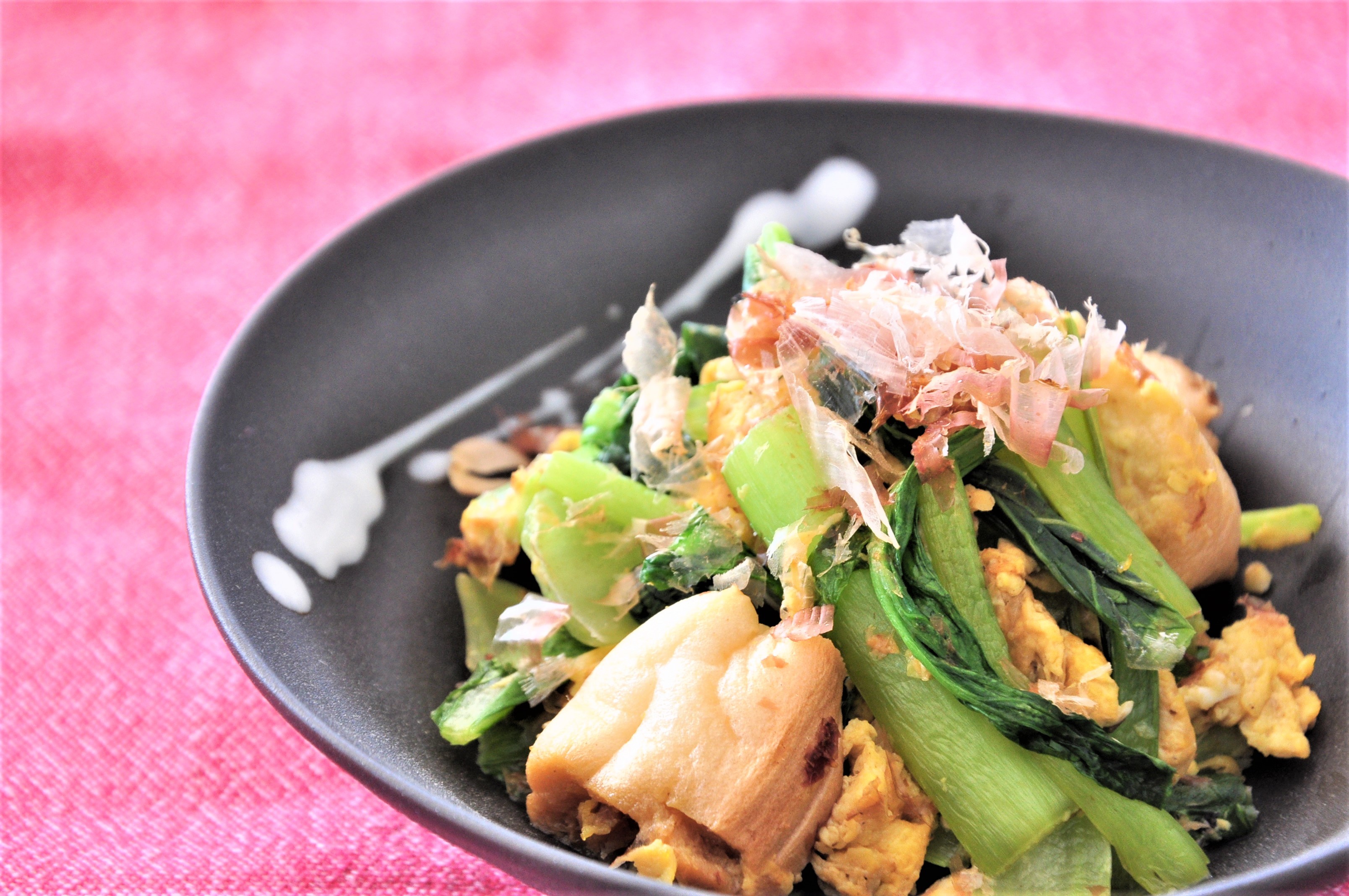 小松菜と麩の炒め物の写真