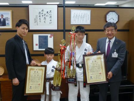 桜塾スポーツ少年団の選手と市長