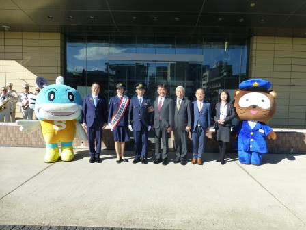 滋賀県警本部前で、三日月知事らと並ぶ市長