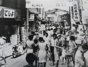 昭和40年頃の本町通りの写真を開く
