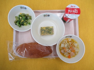 写真：湖東学校給食センタ－の給食