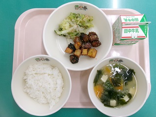 写真：能登川学校給食センタ－と湖東学校給食センターの給食