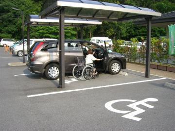 写真:障がい者用駐車スペース