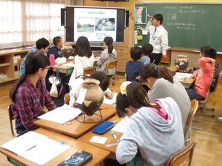 写真:学校へ出張して遺跡学習を行っている様子