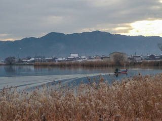 写真:伊庭内湖から集落を望む