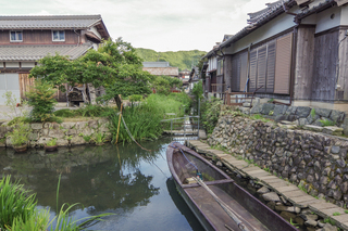 写真:水路と田舟