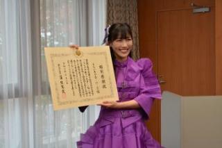写真：表彰状を披露する高城れにさん