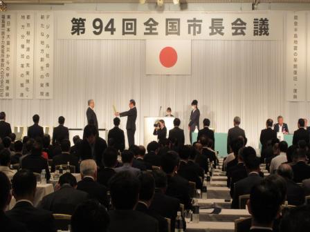 写真：壇上での表彰状授与の様子