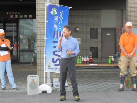 写真：蒲生図書館の前で挨拶する市長