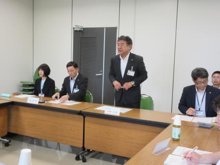 写真：会議室で挨拶する市長3