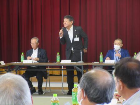 写真：講堂の中で挨拶する市長