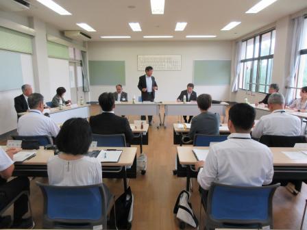 写真：小学校の部屋で挨拶する市長