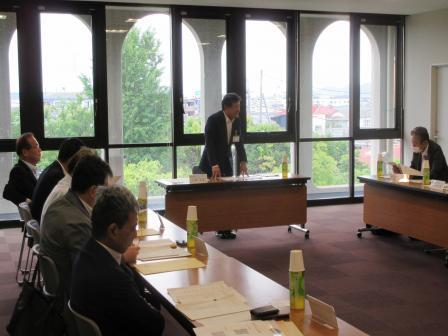 写真：会議室で挨拶する市長5