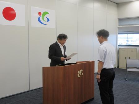 写真：職員を任命するための書類を読み上げている市長