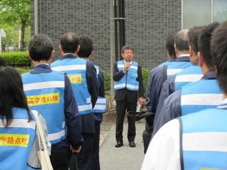 写真：湖東中学校前で関係者の前で挨拶する市長