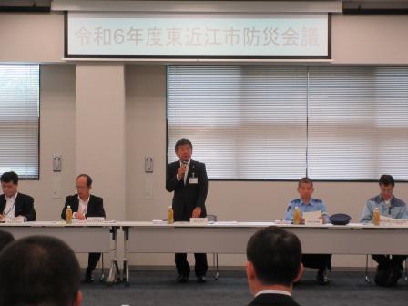 写真：防災会議で挨拶する市長