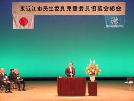 写真：児童委員協議会総会で挨拶する市長