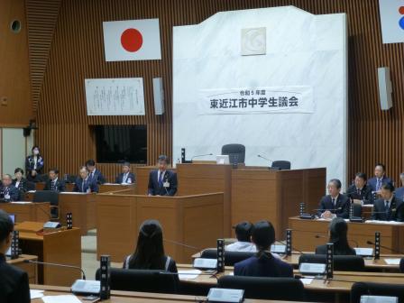 写真：中学生議会で挨拶する市長