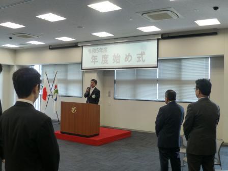 写真：年度始め式で挨拶する市長