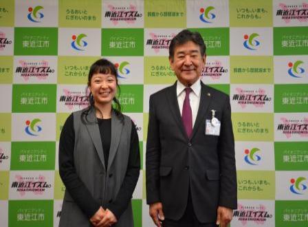写真：比良岡隊員と市長