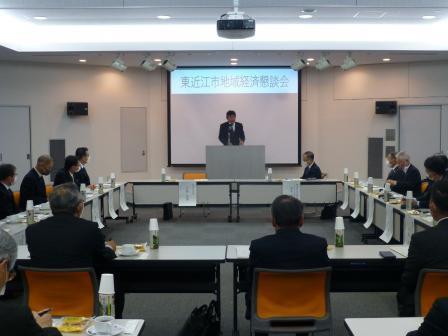 写真：地域経済懇談会で挨拶する市長