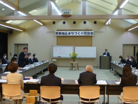 写真：愛東地区まちづくり懇談会で挨拶する市長
