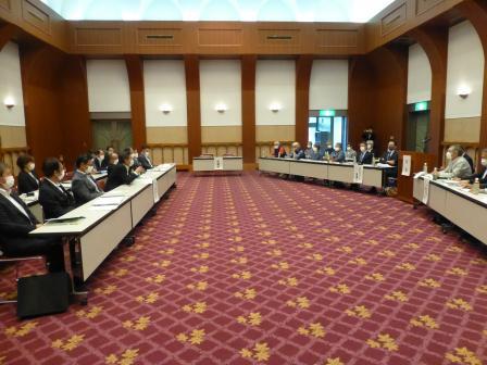 写真：永源寺地区まちづくり懇談会で挨拶する市長