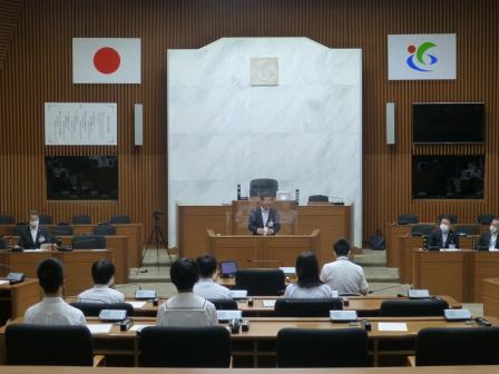 写真：中学校生徒会交流会で挨拶する市長