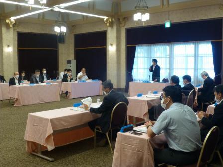 写真：市長会議で挨拶する市長