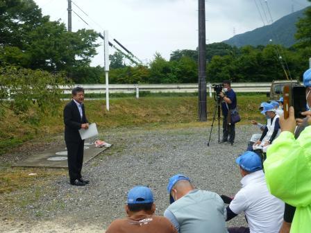 写真：清掃活動で挨拶する市長