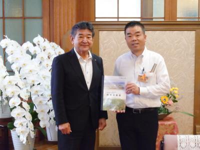 写真：滋賀県知事に政策提案書を渡す市長