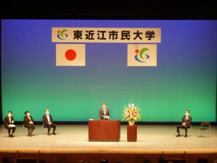 写真：市民大学開講式で挨拶する市長
