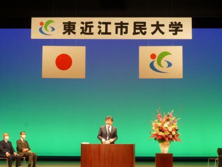 写真：市民大学開講式で挨拶をする市長