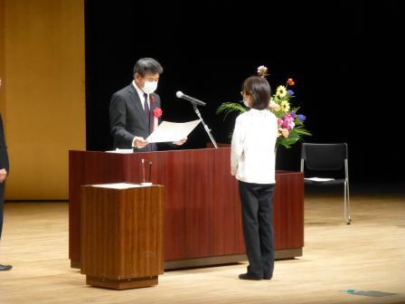 写真：表彰状を渡す市長