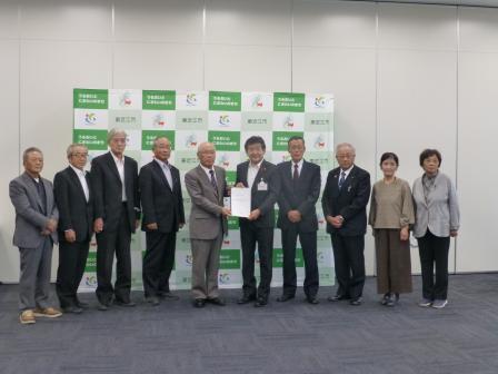 写真：農業委員から要望書を受け取る市長