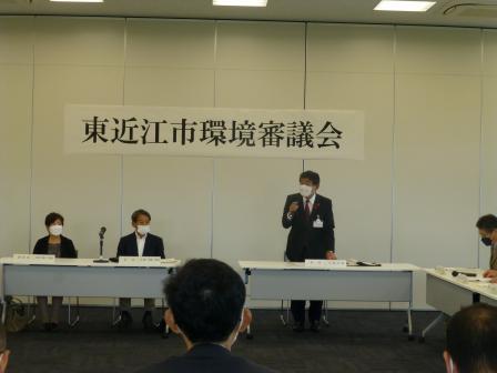 写真：環境審議会で挨拶をする市長
