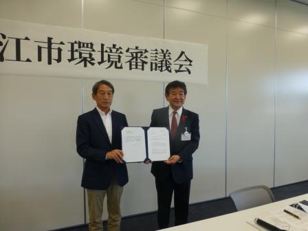 写真：諮問を行う市長