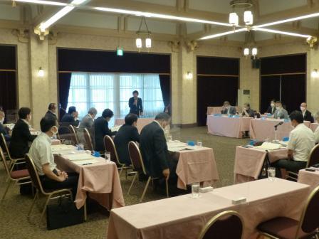 写真：市長会議で挨拶を行う市長