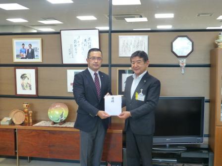写真：寄附金をいただく市長