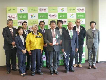 写真：寄付をいただく市長