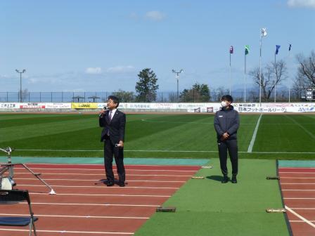 写真：サッカーシーズンホーム開幕戦で挨拶をする市長