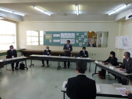 写真：総合教育会議で挨拶をする市長